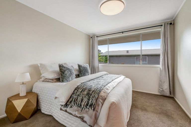 Photo of property in 12 Finn Place, Totara Vale, Auckland, 0629