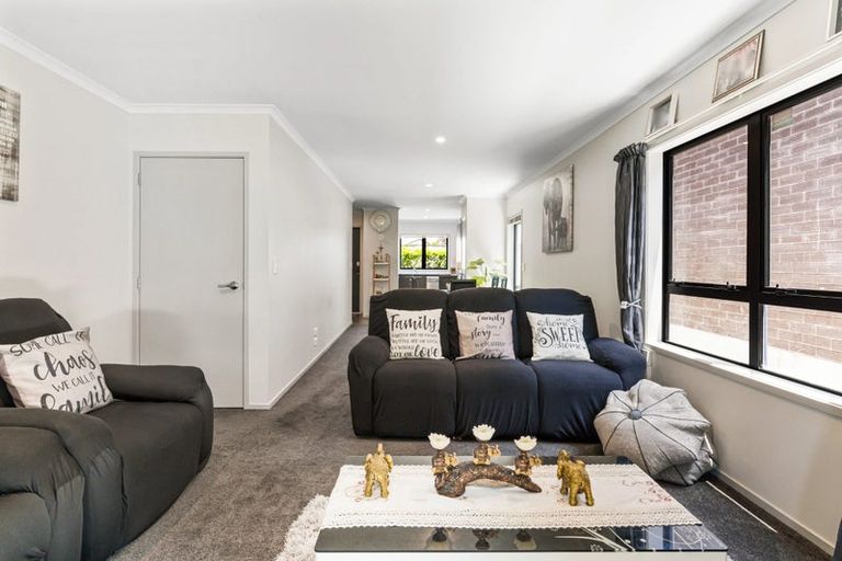 Photo of property in 24 Tutuwhatu Crescent, Weymouth, Auckland, 2103