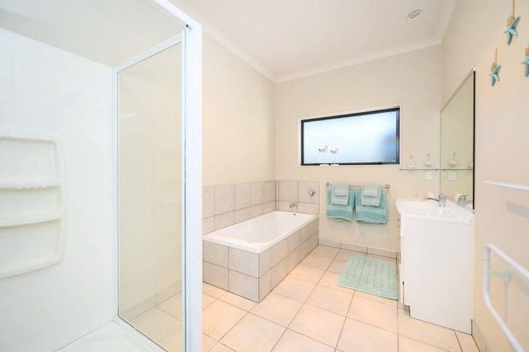 Photo of property in 48 Johnstone Drive, Fitzherbert, Palmerston North, 4410