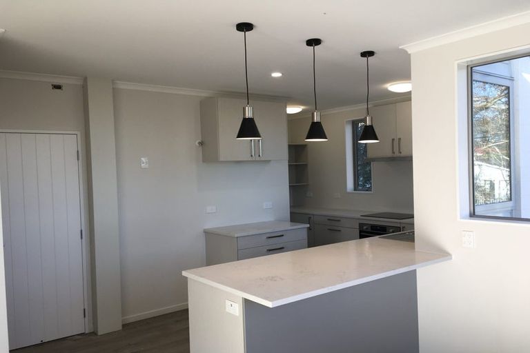 Photo of property in 2d/4 Sunnynook Road, Sunnynook, Auckland, 0620