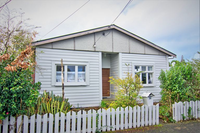 Photo of property in 30 Cambridge Terrace, Masterton, 5810