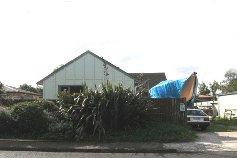 Photo of property in 1a Stokes Avenue, Te Atatu Peninsula, Auckland, 0610
