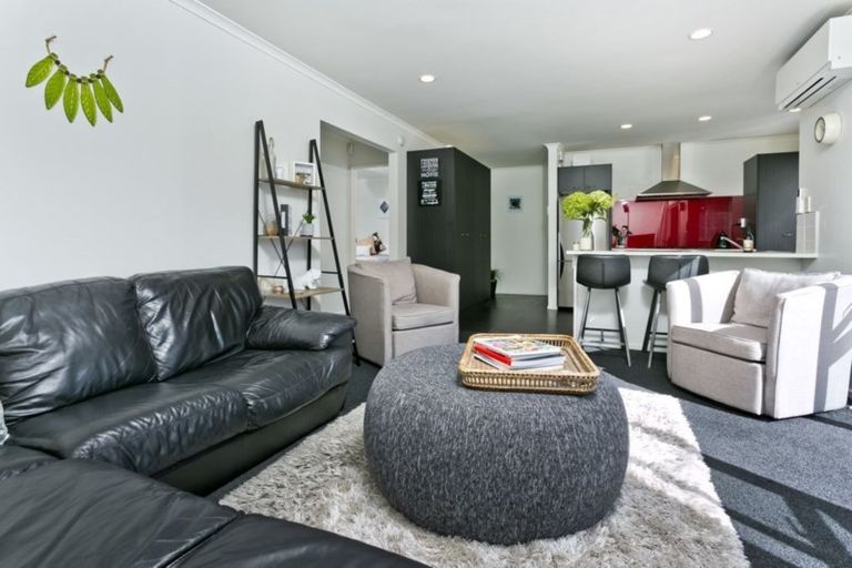 Photo of property in 15 Thornbill Rise, Unsworth Heights, Auckland, 0632