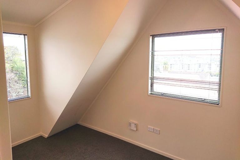 Photo of property in 2/12 Grenadine Place, Unsworth Heights, Auckland, 0632