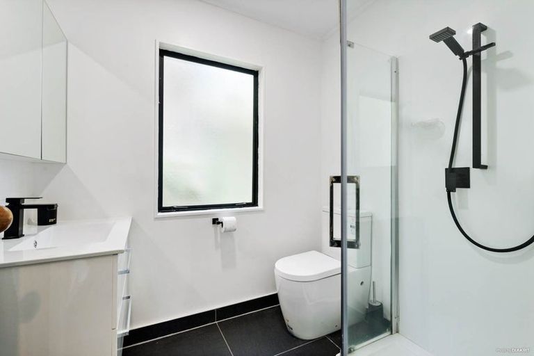Photo of property in 6 Heatherleigh Rise, Northcross, Auckland, 0632