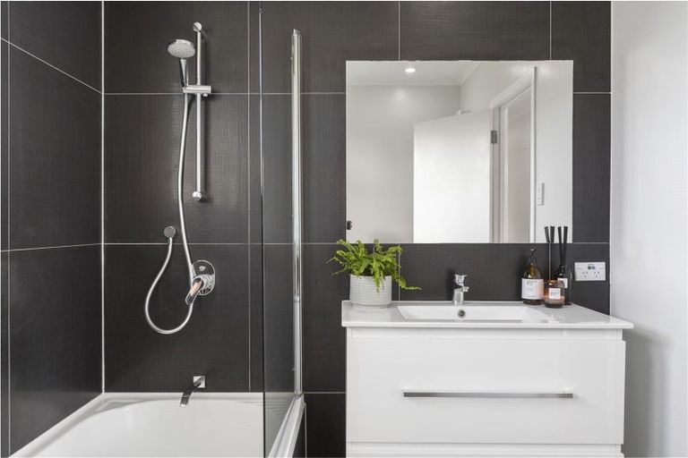 Photo of property in 17b Roseneath Place, Birkdale, Auckland, 0626