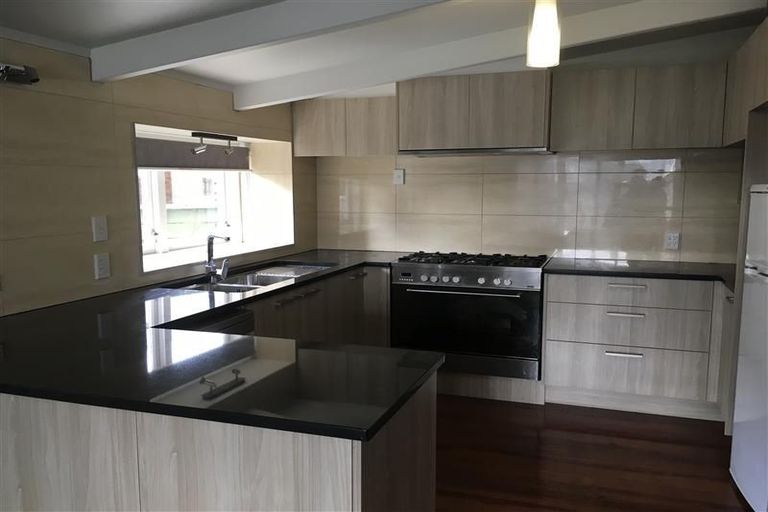 Photo of property in 3 Papa Place, Birkdale, Auckland, 0626