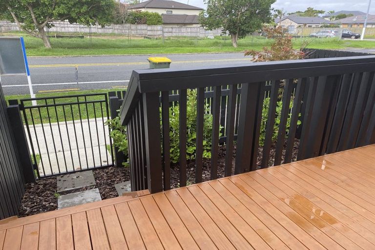 Photo of property in 3/3 Beach Road, Te Atatu Peninsula, 0610
