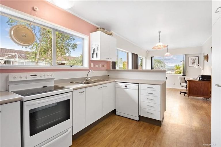 Photo of property in 46 Miltonia Avenue, Te Atatu South, Auckland, 0610