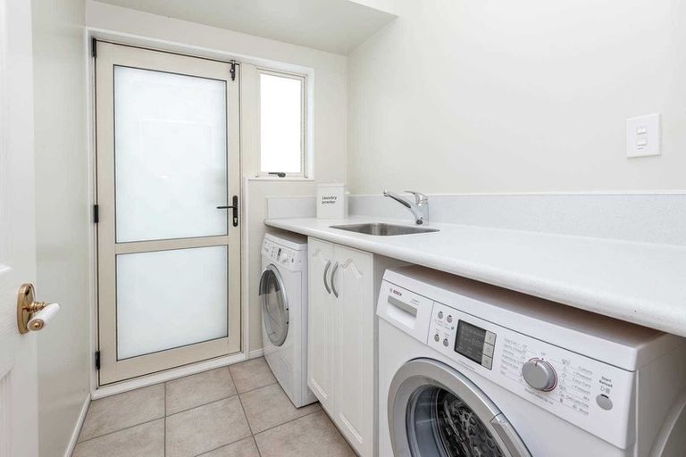 Photo of property in 7 Magilligan Close, East Tamaki Heights, Auckland, 2016