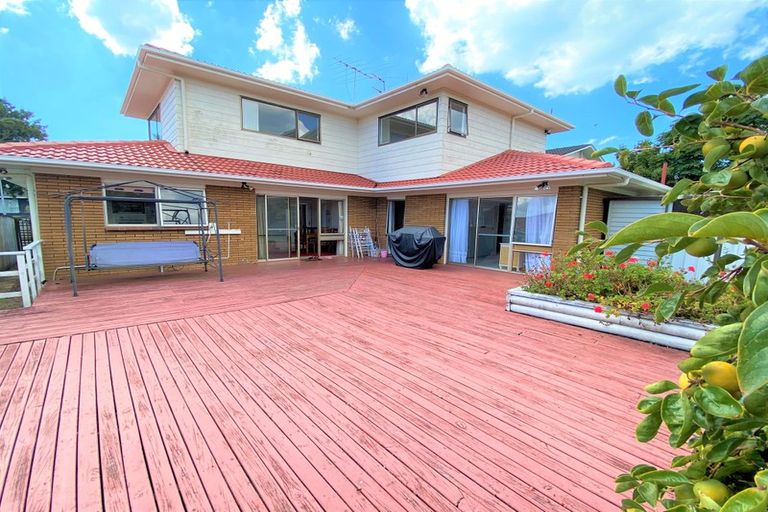 Photo of property in 16 Oliver Twist Avenue, Mellons Bay, Auckland, 2014
