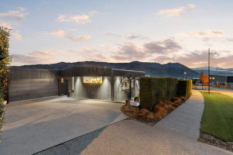Photo of property in 35 Kirimoko Crescent, Wanaka, 9305