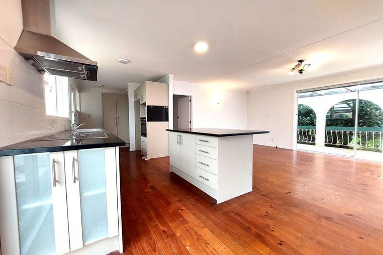 Photo of property in 19 Coroglen Avenue, Birkenhead, Auckland, 0626