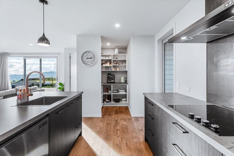 Photo of property in 5 Glendas Way, Acacia Bay, Taupo, 3385