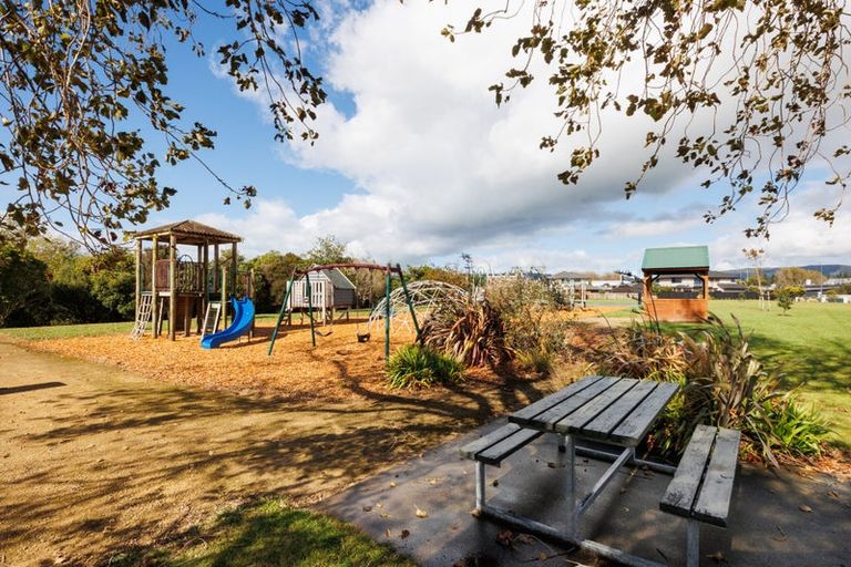 Photo of property in 1 Sycamore Crescent, Fitzherbert, Palmerston North, 4410