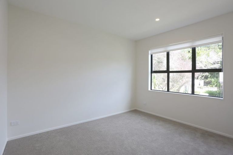 Photo of property in 1a Kirkdale Place, Northcross, Auckland, 0632