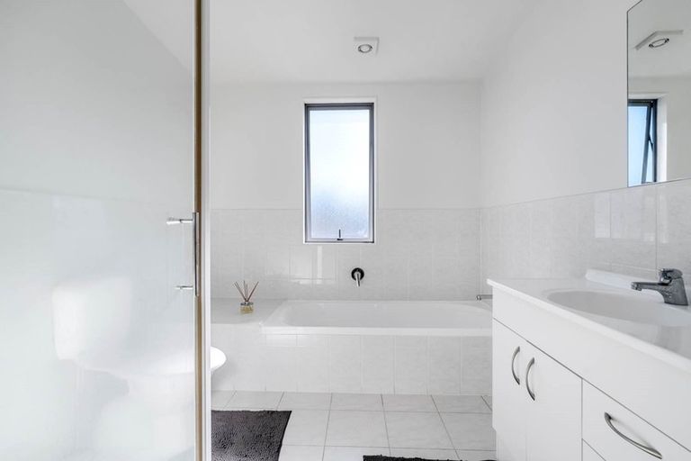 Photo of property in 26/3 Hulme Place, Henderson, Auckland, 0612