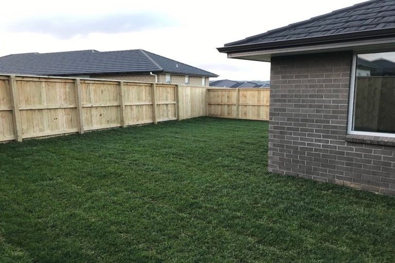 Photo of property in 19 Papa Orchard Drive, Kumeu, 0810