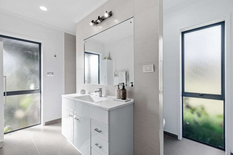 Photo of property in 8 Millbrook Drive, Waiuku, 2683