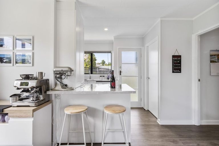 Photo of property in 2/16 Cabello Place, Unsworth Heights, Auckland, 0632