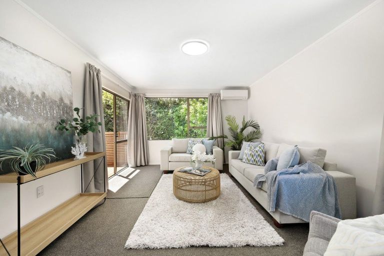 Photo of property in 5 Sasanqua Way, Crofton Downs, Wellington, 6035