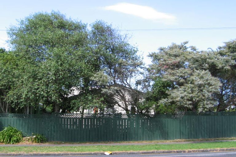 Photo of property in 130 Hutchinson Avenue, New Lynn, Auckland, 0600