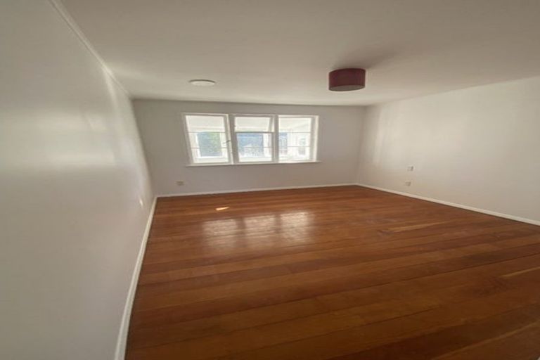 Photo of property in 20 Craigbank Avenue, New Lynn, Auckland, 0600