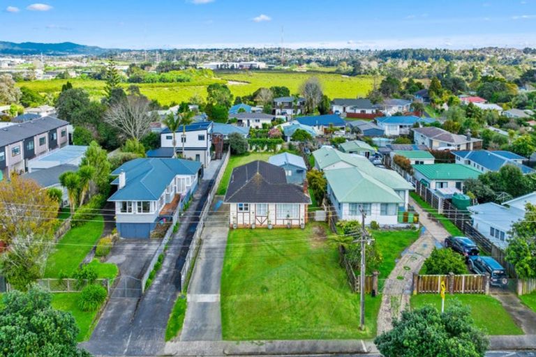 Photo of property in 92 Gloria Avenue, Te Atatu Peninsula, Auckland, 0610