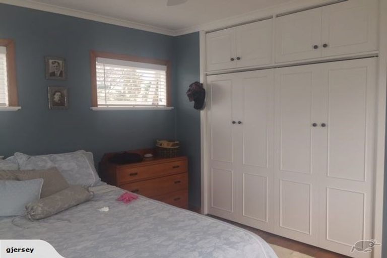 Photo of property in 10 Helga Crescent, Te Atatu Peninsula, Auckland, 0610