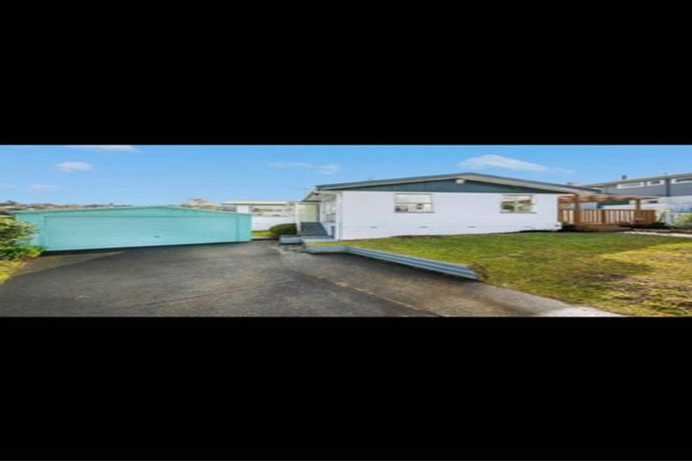 Photo of property in 19 Segedin Place, Glenfield, Auckland, 0629