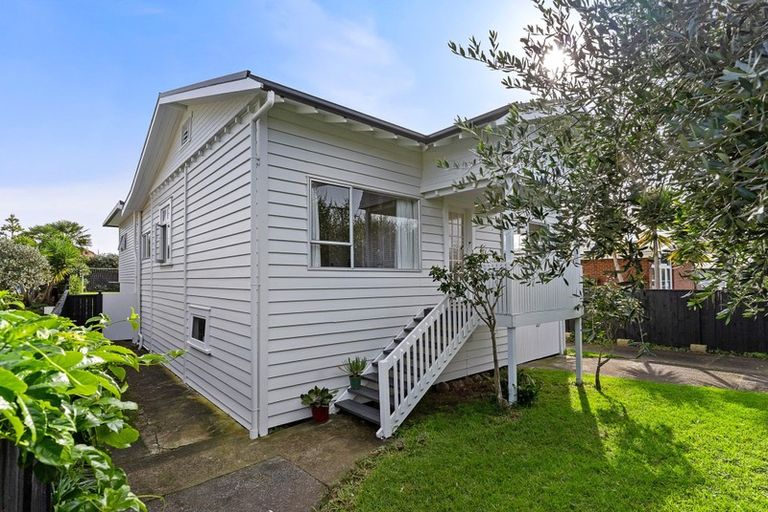 Photo of property in 19 Brook Street, Milford, Auckland, 0620