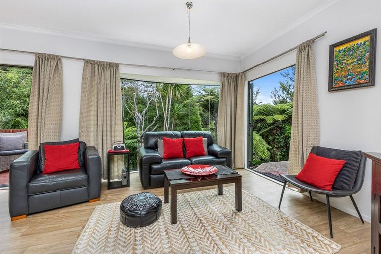 Photo of property in 5 Springwater Vale, Unsworth Heights, Auckland, 0632