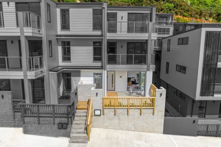 Photo of property in 67u2 Tiketike Way, Brooklyn, Wellington, 6021