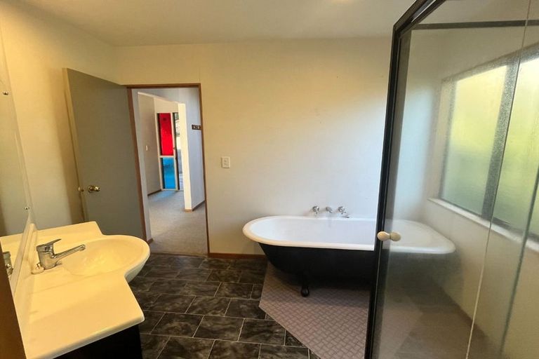 Photo of property in 28 Pohutukawa Avenue, Red Beach, 0932