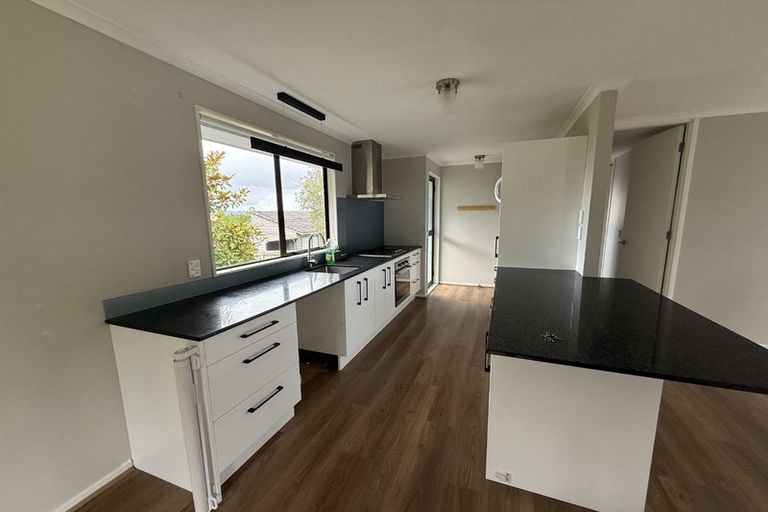 Photo of property in 2/14 Moxham Grove, Massey, Auckland, 0614
