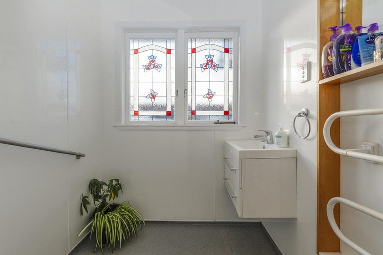 Photo of property in 6 Marlene Avenue, Te Atatu South, Auckland, 0610