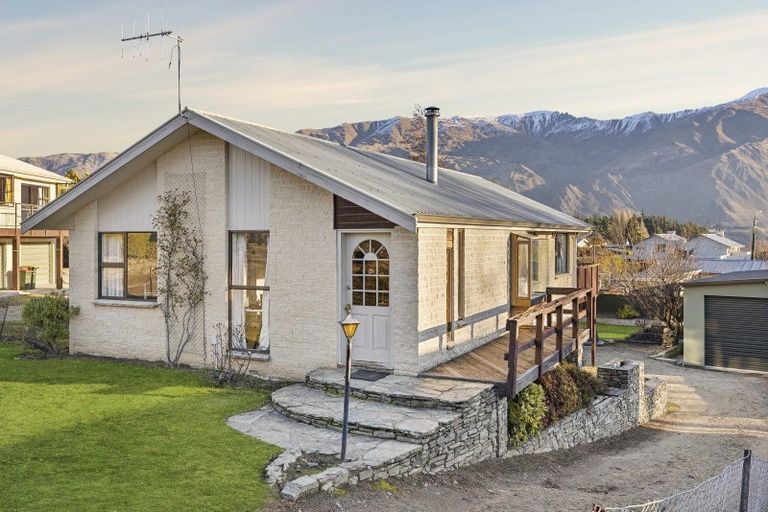 Photo of property in 37 Hunter Crescent, Wanaka, 9305
