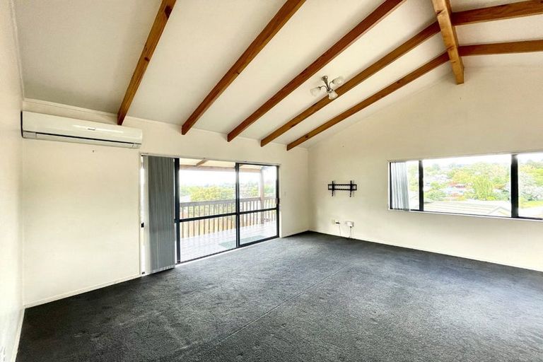 Photo of property in 10 Loughanure Place, Massey, Auckland, 0614