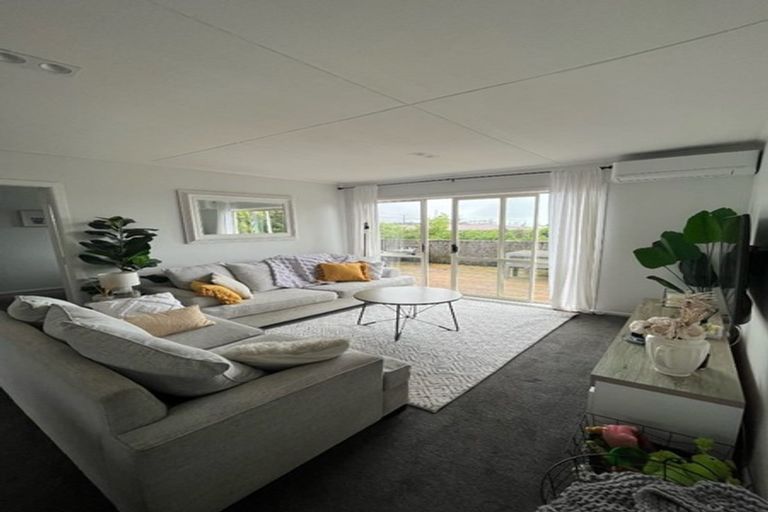 Photo of property in 1 Hartley Terrace, Massey, Auckland, 0614