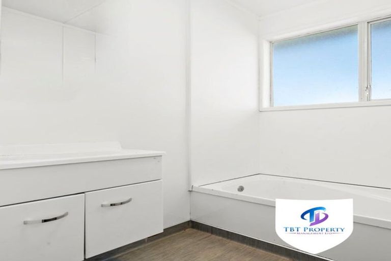 Photo of property in 400 Roscommon Road, Clendon Park, Auckland, 2103