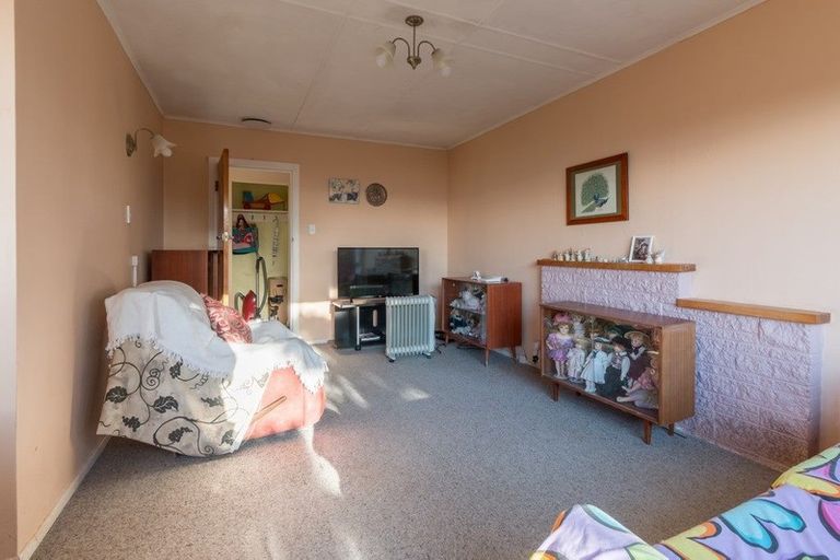 Photo of property in 18 Link Road, Newlands, Wellington, 6037