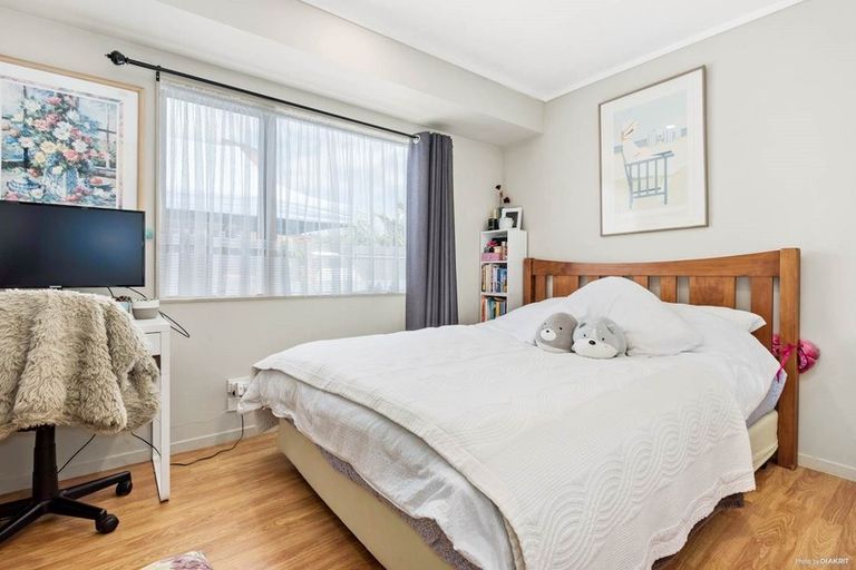 Photo of property in 2 Royal View Road, Te Atatu South, Auckland, 0610