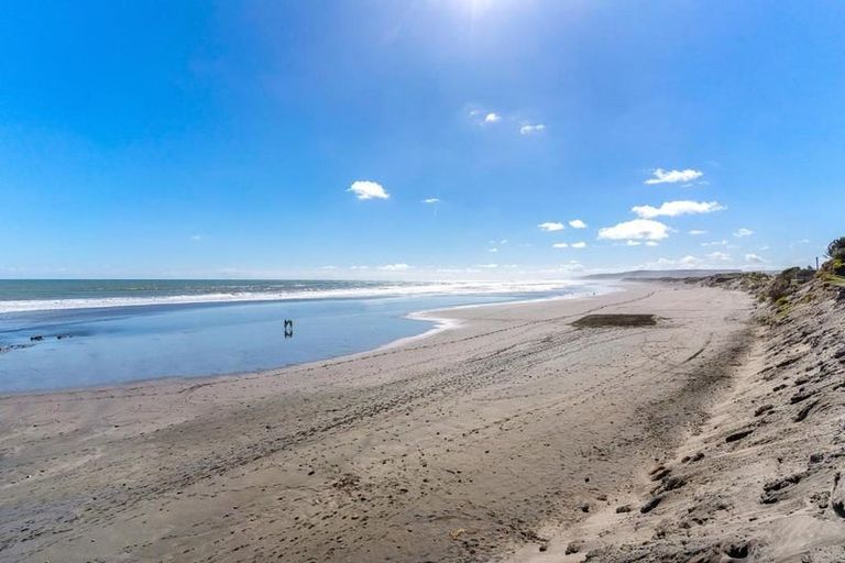 Photo of property in 130 Maunsell Road, Port Waikato, 2695