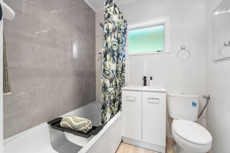 Photo of property in 1/29 King Richard Place, Browns Bay, Auckland, 0630
