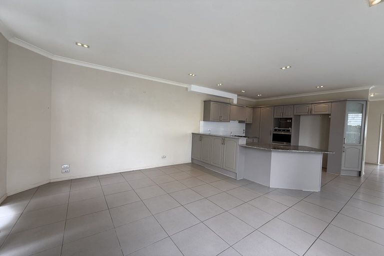 Photo of property in 18 Harrowglen Drive, Northcross, Auckland, 0632