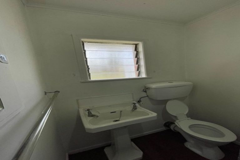 Photo of property in 10 Churchill Avenue, Manurewa, Auckland, 2102