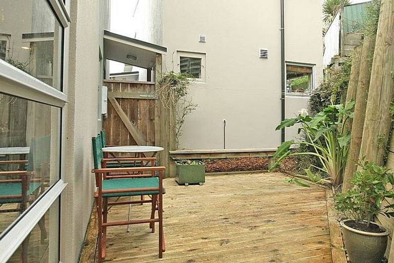 Photo of property in 7/138 Queens Drive, Lyall Bay, Wellington, 6022