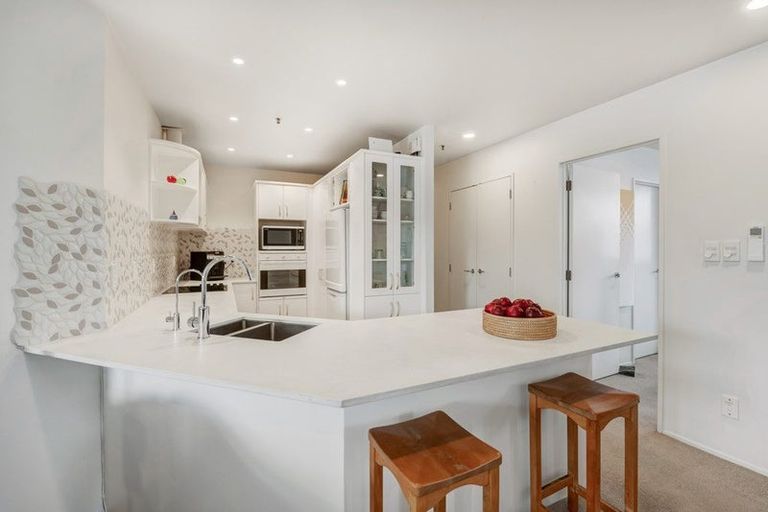 Photo of property in 3a/171 Hurstmere Road, Takapuna, Auckland, 0622
