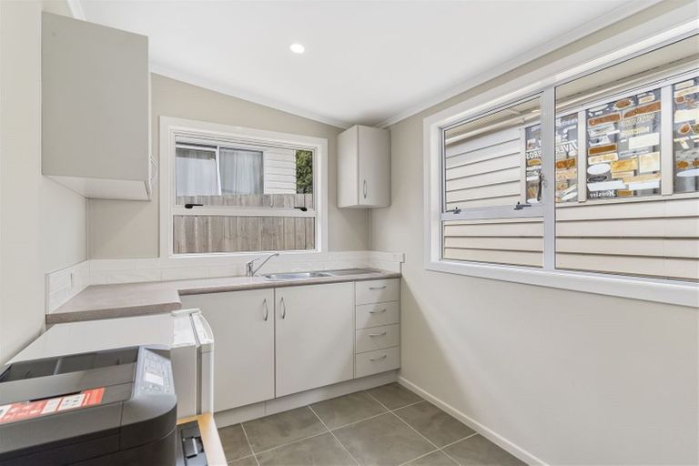 Photo of property in 11 Paton Avenue, Te Atatu South, Auckland, 0610