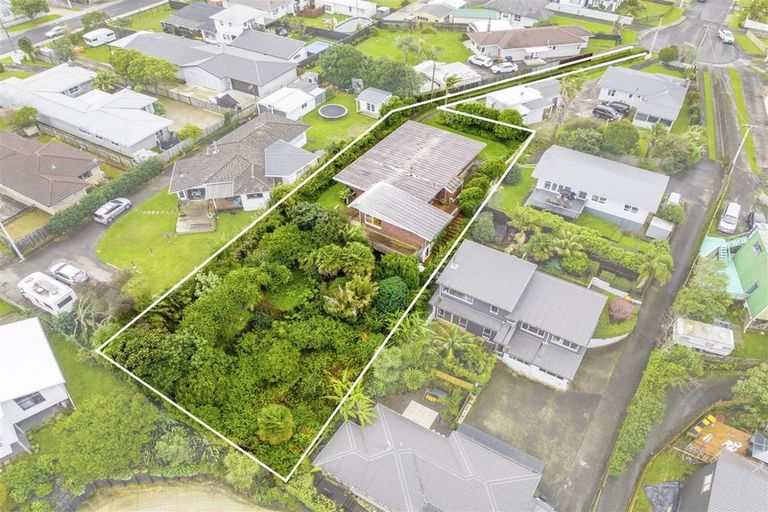Photo of property in 17 Edgerton Road, Te Atatu Peninsula, Auckland, 0610
